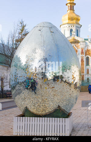 Großer Spiegel ei pysanka. Skulptur, die am Eingang des Historischen Museums von Kiew steht - Pechersk Lavra. Kiew Sehenswürdigkeiten Kloster und Kirche Stockfoto