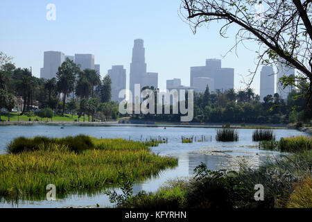 Blick auf die Skyline von Los Angeles Downtown Office Gebäude mit Blick über Echo Park See im Herbst Hitzewelle LA CALIFORNIA KATHY DEWITT Stockfoto