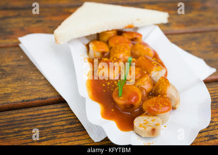 Deutsche currywurst Bratwurst mit Soße und Brot Stockfoto