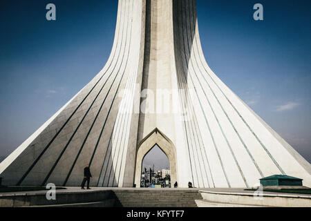 Teheran, Iran - 30. Oktober 2014. Der Azadi-Turm in Teheran. Der Turm ist auch bekannt als Freedom oder Liberty Tower. Stockfoto