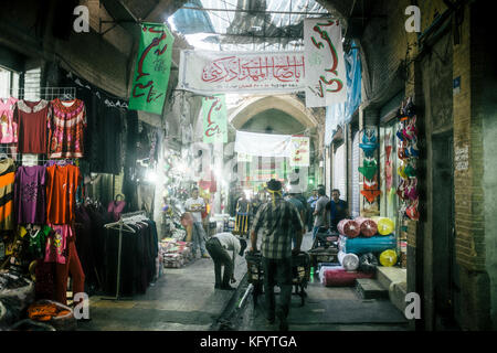 Teheran, Iran - 7. Juni 2015. Auf dem Großen Basar in Teheran gibt es Bekleidungsgeschäfte, Verkäufer und Arbeiter, die ihre täglichen Routinen erledigen. Stockfoto