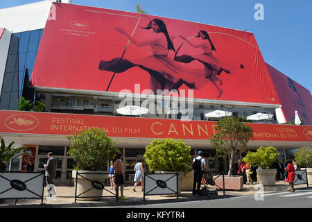 Der "Palais des Festivals et des Congres" Konferenzzentrum mit einem Plakat für die 70. Ausgabe des Cannes Film Festival 2017 05 16. Stockfoto