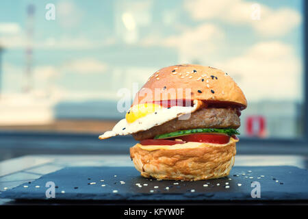 Nahaufnahme frisch zubereitet Restaurant Burger mit Ei auf dem Schwarzen Brett Stockfoto