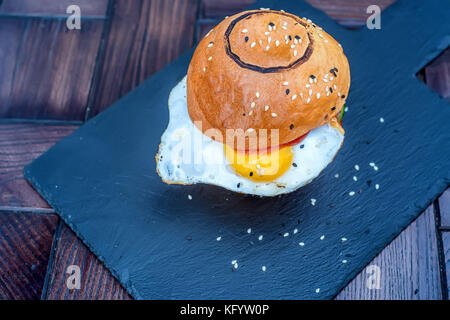 Restaurant Hamburger mit Spiegelei Stockfoto