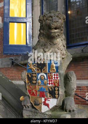 Lion Skulptur mit den Wappen der 11 friesischen Städte. Treppe Ornament, 16. Jahrhundert ehemalige Bundeskanzleramt in Leeuwarden, Niederlande. Stockfoto