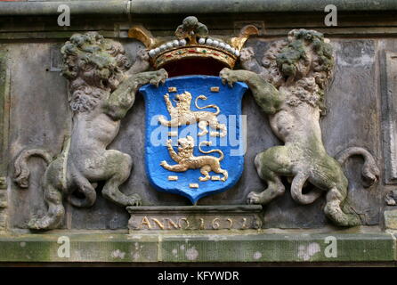Wappen der Provinz Friesland im ehemaligen Bundeskanzleramt am Turfmarkt Street, central Leeuwarden, Friesland, Niederlande. Stockfoto