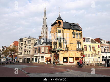 Jugendstil Apotheke an Voorstreek in Leeuwarden, Niederlande, mit Turm der Kirche St. Bonifatius im Hintergrund Stockfoto