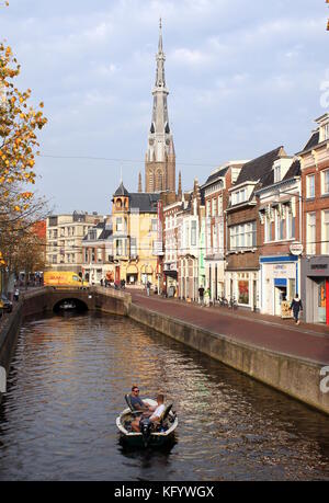 Alten Kanal an Voorstreek im Zentrum von Leeuwarden, Niederlande, mit Ikonen aus dem 19. Jahrhundert Turm der Kirche St. Bonifatius im Hintergrund Stockfoto