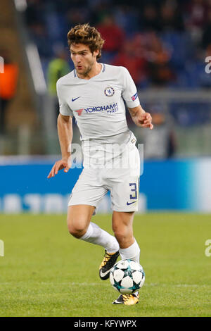 Rom, Italien. 31 Okt, 2017 Rom, Italien - 31/10/2017 marcos Alonso von Chelsea steuert die Kugel während der UEFA Champions League Gruppe c Fussballspiel gegen Roma im Olympiastadion in Rom. Die UEFA Champions League Gruppe c Fußballspiel zwischen as Roma und der Chelsea FC im Olympiastadion in Rom. als Roma besiegte FC Chelsea 3-0. Credit: giampiero sposito/Pacific Press/alamy leben Nachrichten Stockfoto