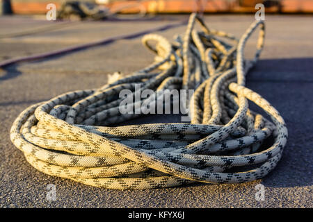 Nahaufnahme geflochtenes Seil klettern auf Asphalt Stockfoto