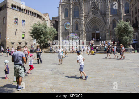 Barcelona - Juni 28: Kathedrale Hl. Kreuz und St. Eulalia am 28. Juni 2016. eine Menge von Touristen vor der Kathedrale wurde im gesamten 1 konstruiert Stockfoto