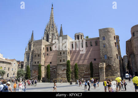 Barcelona - Juni 28: Kathedrale Hl. Kreuz und St. Eulalia am 28. Juni 2016. eine Menge von Touristen vor der Kathedrale wurde im gesamten 1 konstruiert Stockfoto