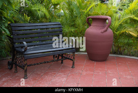 Große Keramik Vase und banch auf der Terrasse Stockfoto