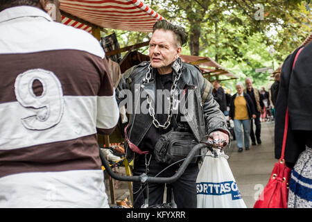 Punk auf seinem Fahrrad auf dem Flohmarkt am Marheinekeplatz in der Gegend Kreuzberg in Berlin. Stockfoto