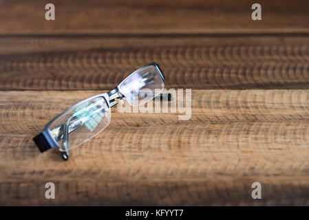 Spektakel auf einer hölzernen Hintergrund. Brille mit Reflexion eines Fensters. Bild mit Kopie Raum (selektive Fokus) Stockfoto