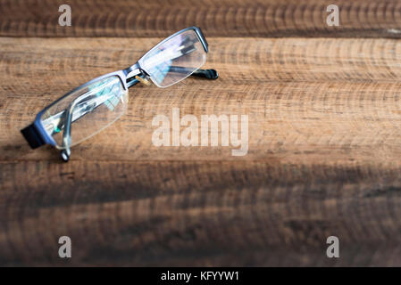 Spektakel auf einer hölzernen Hintergrund. Brille mit Reflexion eines Fensters. Bild mit Kopie Raum (selektive Fokus) Stockfoto