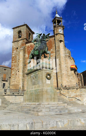 Iglesia de San Martin Kirche und Pizarro Statue in der historischen mittelalterlichen Stadt Trujillo, Provinz Caceres, Extremadura, Spanien Stockfoto