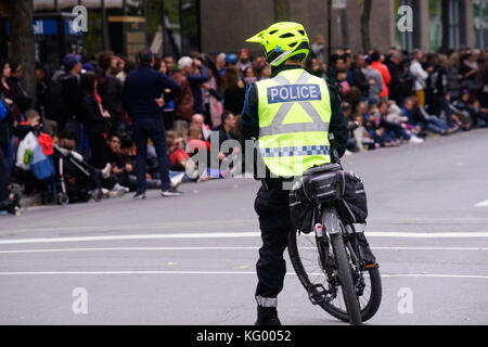 Montreal, Kanada, 28. Oktober, 2017. montreal Polizist wacht über Masse an ein Outdoor Event. Credit: mario Beauregard/alamy leben Nachrichten Stockfoto