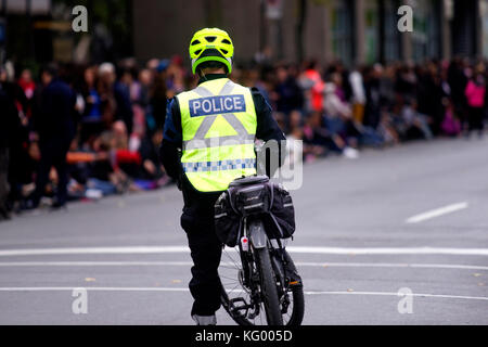 Montreal, Kanada, 28. Oktober, 2017. montreal Polizist wacht über Masse an ein Outdoor Event. Credit: mario Beauregard/alamy leben Nachrichten Stockfoto