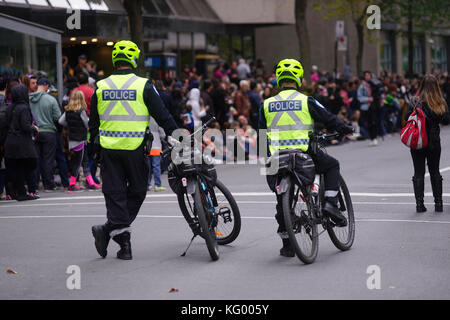 Montreal, Kanada, 28. Oktober, 2017. montreal Polizisten bewachen Masse an ein Outdoor Event. Credit: mario Beauregard/alamy leben Nachrichten Stockfoto