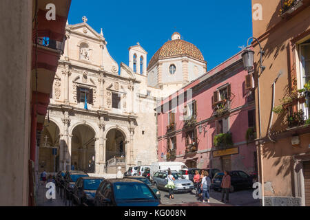 Die Kirche von San Michele, Cagliari, Sardinien. 18. Jahrhundert barocke Kirche mit einem dreifachen gewölbten Fassade und wunderschön gefliesten Kuppel Stockfoto