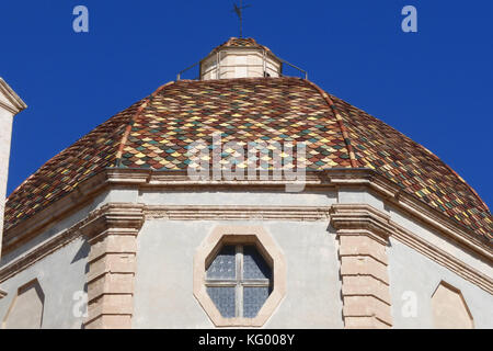 Die Kirche von San Michele, Cagliari, Sardinien. 18. Jahrhundert barocke Kirche mit einem dreifachen gewölbten Fassade und wunderschön gefliesten Kuppel Stockfoto