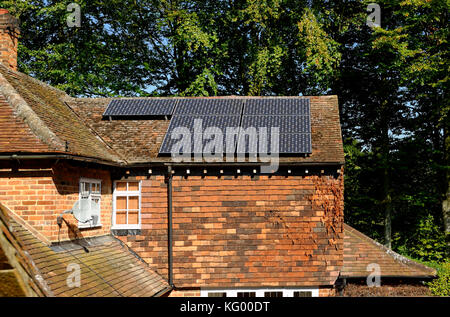 Solarstromanlage EINFAMILIENHAUS ENGLAND GROSSBRITANNIEN Stockfoto