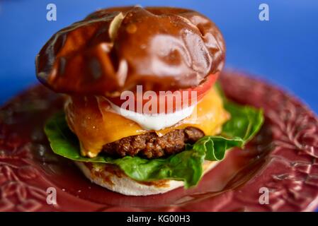 Fleischlose (Fleisch) über Burger über Fleisch. Vegetarische vegane Burger aus Erbsen und andere Zutaten. toppings Tomaten, Spinat, Käse. Stockfoto