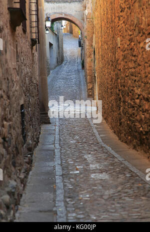 Engen, gepflasterten Gassen der mittelalterlichen Altstadt, Caceres, Extremadura, Spanien Stockfoto