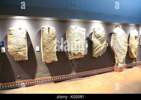 Bronzezeit Spiralmuster Steintafeln im Museum, Caceres, Extremadura, Spanien Stockfoto