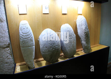 Bronzezeit Steintafeln mit geschnitzten Gesichtern und menschliche Formen in Museum, Caceres, Extremadura, Spanien Stockfoto