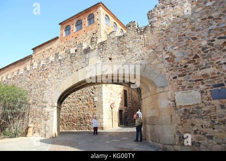 Arco de la Estrella Torbogen Eingang durch die mittelalterlichen Mauern der alten Stadt, Caceres, Extremadura, Spanien Stockfoto