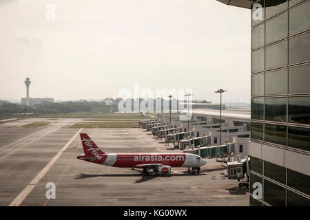 Ein airasia Bhd. a320 steht auf der Rollbahn am Kuala Lumpur International Airport (KLIA) in Sepang, Selangor, Malaysia Stockfoto