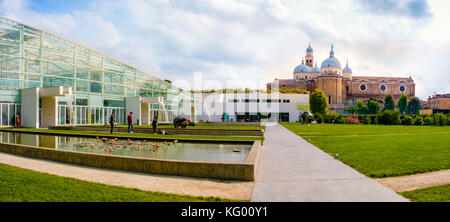 Orto botanico di Padova (Botanischer Garten von Padua), UNESCO-Weltkulturerbe in Italien und der Santa Giustina Kathedrale im Hintergrund (Padua, Italien, 24a Stockfoto