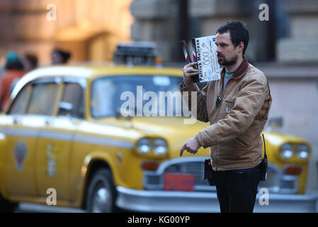 Ein Klapperboard wird von einem Mitglied der Filmcrew im Stadtzentrum von Glasgow gehalten, das für die Dreharbeiten zur Fernsehshow Melrose mit dem Schauspieler Benedict Cumberbatch in New York City verwandelt wurde. Stockfoto