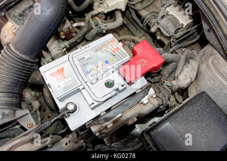 Eine Yuasa Batterie im Motorraum eines 2006 Suzuki SX4 Stockfoto