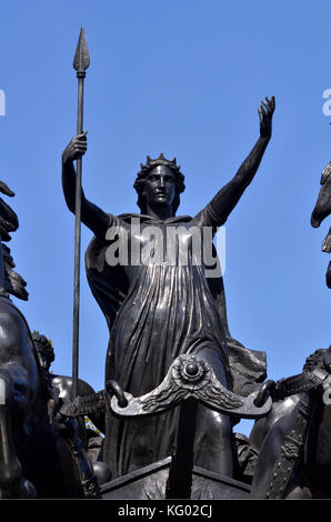 Boadicea und Ihre Töchter Bronzestatue, Westminster Pier, London, UK. Die Bronze SCULTURE von Boadicea wurde von Thomas Thorneycroft erstellt. Stockfoto