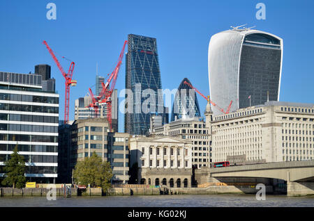 Londoner Finanzviertel Skyline, London, UK, einschließlich Leadenhall Building, Gherkin, 20 Fenchurch Street und London Bridge. Stockfoto