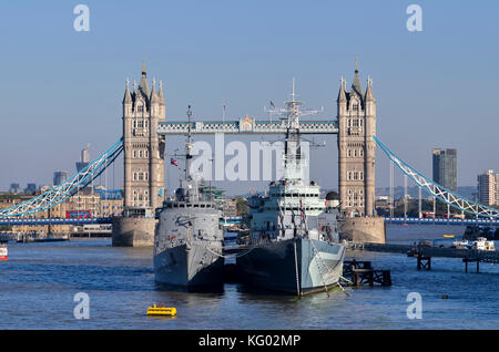 HMS Belfast und der brasilianischen Marine U 27 training Schiff mit Tower Bridge hinter, Themse, London, London, Großbritannien. Stockfoto