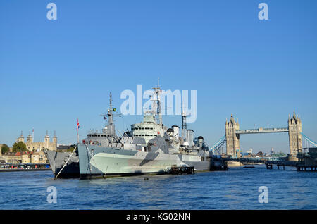 HMS Belfast, Themse, London, London, Großbritannien. Brasilianischen Marine U 27 training Schiff vertäut Neben. Die Tower Bridge und der Tower von London hinter sich. Stockfoto