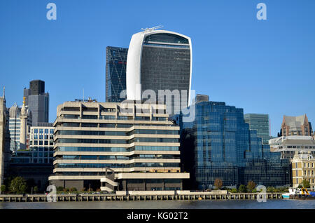 20 Fenchurch Street aka der Walkie Talkie, London, mit der Leandehall Gebäude aka Die Käsereibe hinter sich. Northern & Shell Gebäude auf der rechten Seite. Stockfoto