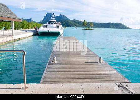 Der Flughafen Bora Bora in Motu Mute, Französisch Polynesien bietet sowohl Luft reisen und Meer reisen mit einer Zusammenstellung der Boote und Flugzeuge. Stockfoto