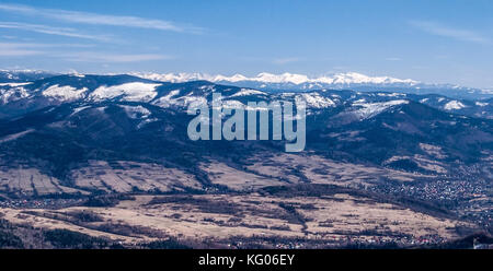 Schneebedeckte Berge der Tatra von barania gora Hügel im Schlesischen Beskiden in Polen während des späten Winters Tag mit blauem Himmel Stockfoto