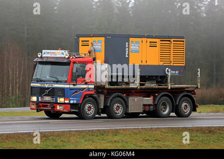 Paimio, Finnland - 13 November 2015: Volvo FL 10 Hols eine Atlas Copco pns 1250 cd Hochdruck Kompressor auf der Autobahn. Volvo FL 10 1985 eingeführt wurde Stockfoto