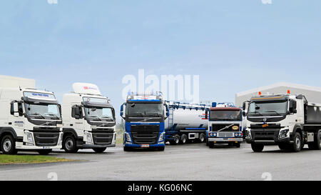 Lieto, Finnland - 14. November 2015: Volvo Trucks für die unterschiedlichen Verkehrsbedürfnisse wurden an der Volvo Truck center Turku demo fahren und Reifen serv vorgestellt Stockfoto