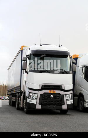 Lieto, Finnland - 14. November 2015: Renault Trucks t mit hoher Sleeper cab ist für Test Drive im Volvo Truck center Turku demo Laufwerk verfügbar und Stockfoto