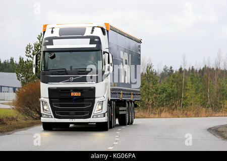 Lieto, Finnland - 14. November 2015: Unbekannter Fahrer machen Volvo fh 500 semi bei einer Probefahrt im Volvo Truck center Turku demo fahren und Reifen s Stockfoto