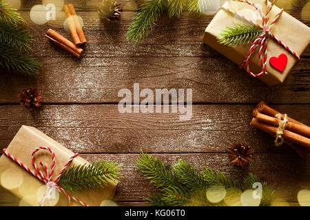 Weihnachten Geschenke Boxen mit Tannenzweigen auf hölzernen Hintergrund der Ansicht von oben Stockfoto