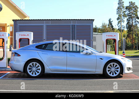 TOIJALA, Finnland - 24 September 2017: Silber Tesla Model S voll elektrischen Auto Batterie lädt sich bei Tesla Kompressor Ladestation in Toijala, Finl Stockfoto