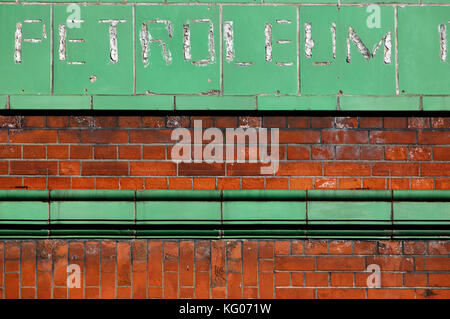 Fliesen- Front zu Chalk Farm Garage (jetzt Bibendum) auf der Regent's Park Road, Primrose Hill, London, UK Stockfoto